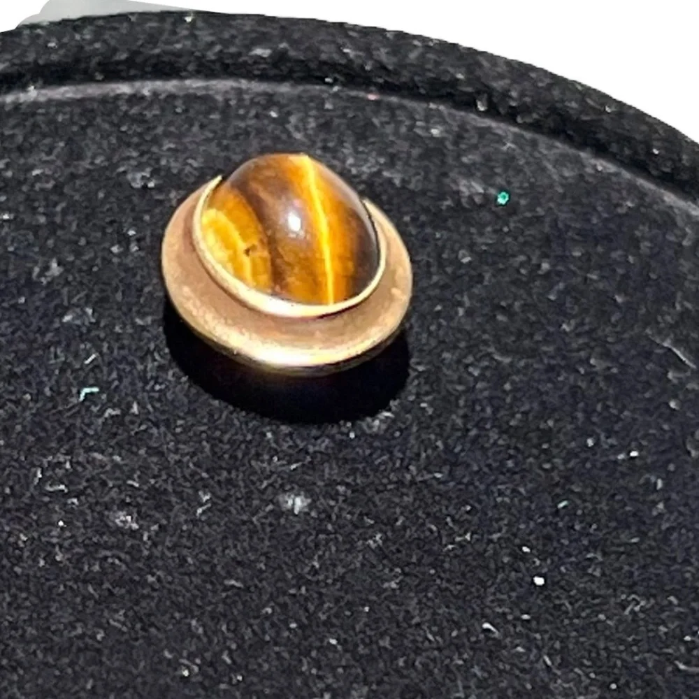 VINTAGE DOLAN BULLOCK TIGER'S EYE OVAL TIE TACK SET IN DB 14/20 GOLD